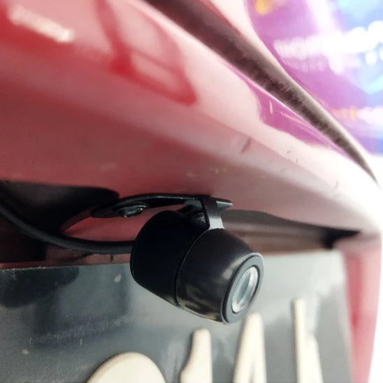camera-voiture-sur-voiture-rouge-carous