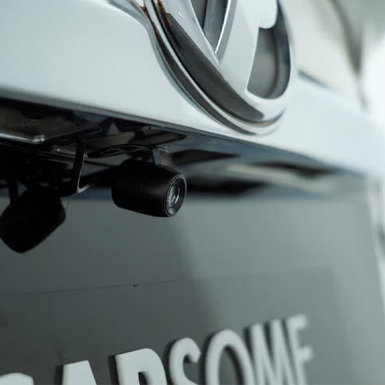 camera-voiture-voiture-blanche-carous