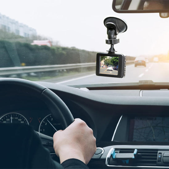 camera-voiture-vue-sur-la-route-carous